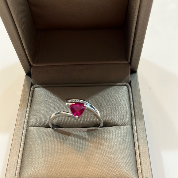 Jewelry - VIVID PINK STONE THREE PRONG SET WITH (6) CLEAR STONES BRAND NEW SIZE 12